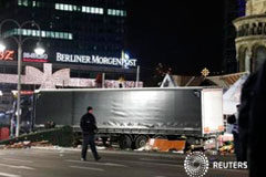 Un camión arremete contra un mercado navideño de Berlín y deja 12 muertos Un agente de policía camina por delante de un camión que arrolló a una multitud en un mercado navideño de Berlín, Alemania, el 19 de diciembre de 2016