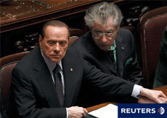 Berlusconi toma la mano del líder de la Liga Norte, Umberto Bossi, durante una votación en el Parlamento en Roma