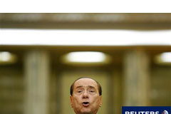 Berlusconi sufre una dura derrota en las elecciones locales Berlusconi durante una rueda de prensa en Bucarest, el 30 de mayo de 2011.