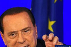 Berlusconi niega que vaya a dimitir Berlusconi durante una rueda de prensa en Cannes