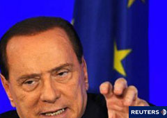 Berlusconi durante una rueda de prensa en Cannes