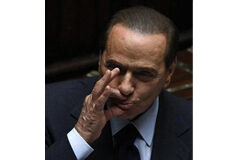 Berlusconi lucha por su supervivencia en una moción de censura En la imagen, Berlusconi en el Parlamento de Roma, el 13 de diciembre de 2010