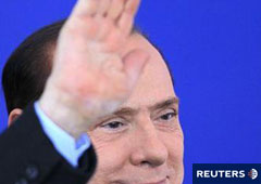 Berlusconi saluda a su llegada a una cumbre del G-20 en Cannes