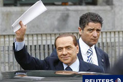 Berlusconi nombra un posible sucesor para las elecciones de 2013 Berlusconi saluda a su llegada al Palacio de Justicia de Milán, el 2 de mayo de 2011.