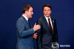 Italia resiste presión de la UE para sancionar a Rusia por bombardeos en Alepo El primer ministro de Luxemburgo Xavier Bettel habla con su homólogo italiano Matteo Renzi (D) durante una cumbre de líderes de la Unión Europea en Bruselas, Bélgica, el 20 de octubre de 2016