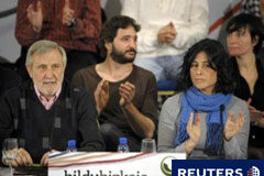 El Supremo deja a Bildu fuera de las elecciones Txema Azkuenaga (I) y Ana Etxarte, candidatos de Bildu, durante una rueda de prensa en Bilbao el 14 de abril de 2011.