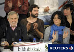 Txema Azkuenaga (I) y Ana Etxarte, candidatos de Bildu, durante una rueda de prensa en Bilbao el 14 de abril de 2011.
