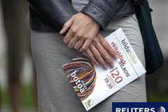 Bildu: ¿una puerta hacia la paz que deja fuera a ETA? Una simpatizante de Bildu con propaganda electoral de la coalición el 7 de mayo en Bilbao.