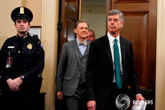 Las primeras audiencias en el proceso de juicio político a Trump se centran en la presión a Ucrania El embajador Bill Taylor, encargado de negocios en la embajada de Estados Unidos en Ucrania; y George Kent, subsecretario adjunto de Estado para Asuntos Europeos y Euroasiáticos, llegan para testificar en una audiencia del Comité de Inteligencia de la Cám