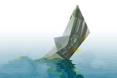 La prima de riesgo ya nos ha empantanado Un billete de 100 euros en forma de barco y hundido en el agua
