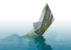Un billete de 100 euros en forma de barco y hundido en el agua