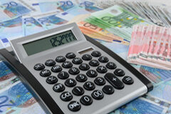 Obligaciones fiscales del abogado. Empresarios individuales o autónomos Una calculadora sobre unos billetes de euro