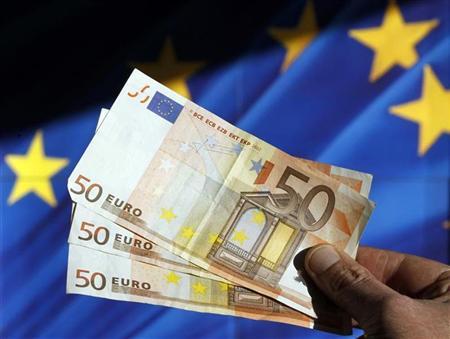 una fotografía ilustrativa de billetes de euro en Bruselas
