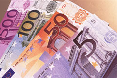 El Reforzamiento de la Estabilidad Presupuestaria y de la Sostenibilidad Financiera de las Administraciones Públicas Varios billetes de euro.