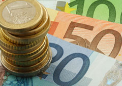 Monedas sobre billetes de euros