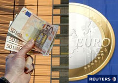 En la imagen, una foto de billetes de euro junto a la sede de la UE en Bruselas