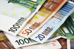 El Gobierno aprueba ayudas de 117 millones de euros para contratos de doctorado y centros de excelencia Varios billetes de euro