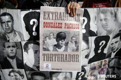 La Audiencia se niega a extraditar a Argentina al expolicía «Billy el Niño» Varios familiares de víctimas del franquismo con una fotografía de Juan Antonio González Pacheco, conocido como "Billy el Niño" el 10 de abril de 2014