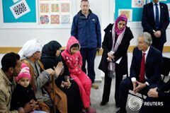 Blair: Mejorar la calidad de vida de los palestinos es clave para la paz Blair durante una visita a una escuela gestionada por la ONU para refugiados palestinos, en Gaza, el 15 de febrero de 2015