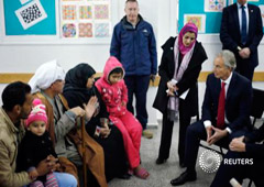 Blair durante una visita a una escuela gestionada por la ONU para refugiados palestinos, en Gaza, el 15 de febrero de 2015 Blair durante una visita a una escuela gestionada por la ONU para refugiados palestinos, en Gaza, el 15 de febrero de 2015