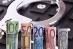 Blanqueo de capitales, un delito “moderno” Rollos de billetes