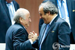 Blatter y Platini, suspendidos por el comité de ética de la FIFA Platini y Blatter se saludan en Zúrich el 29 de mayo de 2015