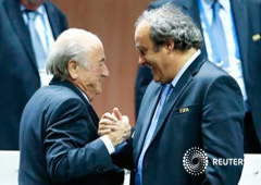 Platini y Blatter se saludan en Zúrich el 29 de mayo de 2015