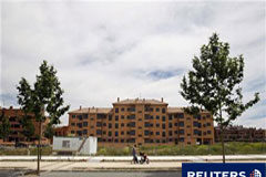 La finca urbana en la Ley de Arrendamientos Urbanos de 1994 Una mujer empuja una sillita en la zona de nueva construcción Valdeluz, a 60 kilómetros al noreste de Madrid, el 1 de junio de 2010.