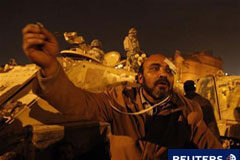 Gobierno y oposición egipcios, bloqueados en la negociación Un manifestante en la plaza Tahrir de El Cairo, el 6 de febrero de 2011.