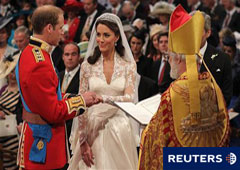 Guillermo y Kate intercambian los anillos ante el arzobispo de Canterbury, Rowan Williams, durante la ceremonia de la abadía de Westminster en el centro de Londres el 29 de abril de 2011.