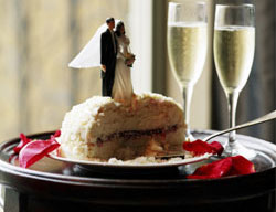 Figuritas del novio y la novia en el pastel de una boda.