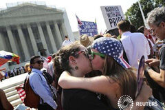 El Supremo de EEUU concede un triunfo al movimiento por las bodas gays Sarah Beth Alcabes (izq.) besa a su novia Meghan Cleary, ambas de California, tras conocer la decisión del Supremo, en el exterior de su sede en Washington