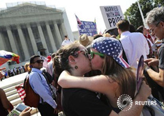 Sarah Beth Alcabes (izq.) besa a su novia Meghan Cleary, ambas de California, tras conocer la decisión del Supremo, en el exterior de su sede en Washington
