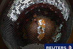 Molestias causadas por una discoteca, ¿vicio oculto? Una bola de discoteca.