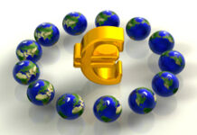 Luces y sombras del TTIP Símbolo del euro rodeado de bolas del mundo