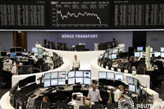 Las bolsas europeas suben por resultados y datos económicos traders en la Bolsa de Fráncfort, el 23 de julio de 2013