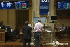 La Bolsa española recorta un dos por ciento a media sesión Varios hombres en la Bolsa de Madrid el 3 de agosto de 2012
