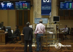 Varios hombres en la Bolsa de Madrid el 3 de agosto de 2012