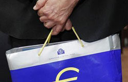 Los mercados esperan hoy un mensaje tranquilizador del BCE El Banco Central Europeo tendrá que convencer el jueves a los mercados financieros de que puede evitar que la crisis griega se propague a otros debilitados miembros de la zona euro, pero probablemente se abstenga de adoptar medidas nuevas. En la imagen, u