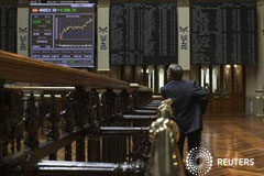 El Íbex consolida subidas a mediodía tras una subasta positiva Un trader en la Bolsa de Madrid, el 3 de agosto de 2012