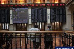 El Ibex pierde un 2% al persistir las dudas sobre Grecia Dos operadores en la Bolsa de Madrid, el 12 de septiembre de 2011