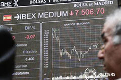 La Bolsa Madrid abre mixta tras las cifras del rescate Un hombre ante el panel electrónico de la Bolsa de Madrid