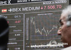 Un hombre ante el panel electrónico de la Bolsa de Madrid