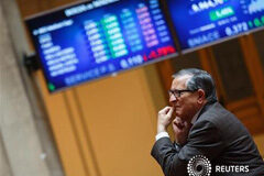 El Ibex entra en números positivos tras la debilidad por China y la Fed Un trader en la Bolsa de Madrid, el 28 de mayo de 2013