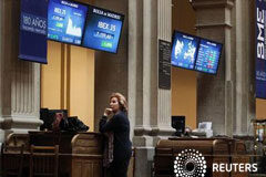 El Ibex modera caídas y la prima de riesgo baja de 500 puntos una mujer en la Bolsa de Madrid
