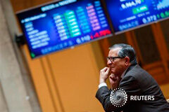 La bolsa española entra en rentabilidad anual negativa Un trader en la Bolsa de Madrid, el 28 de mayo de 2013