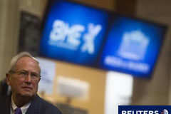 El Ibex abre al alza tras el comunicado del G-20 un operador en la Bolsa de Madrid el 22 de septiembre de 2011