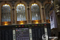 El Ibex abre al alza tras la presentación de los presupuestos En la imagen de archivo, un panel electrónico en la Bolsa de Madrid