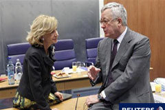 La bolsa española vuelve a perder los 10.000 por Grecia La ministra de Economía española, Elena Salgado, escucha a su homólogo italiano, Giulio Tremonti (D), durante una reunión de ministros de Finanzas de la zona euro en Luxemburgo el 20 de junio de 2011.