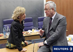La ministra de Economía española, Elena Salgado, escucha a su homólogo italiano, Giulio Tremonti (D), durante una reunión de ministros de Finanzas de la zona euro en Luxemburgo el 20 de junio de 2011.
